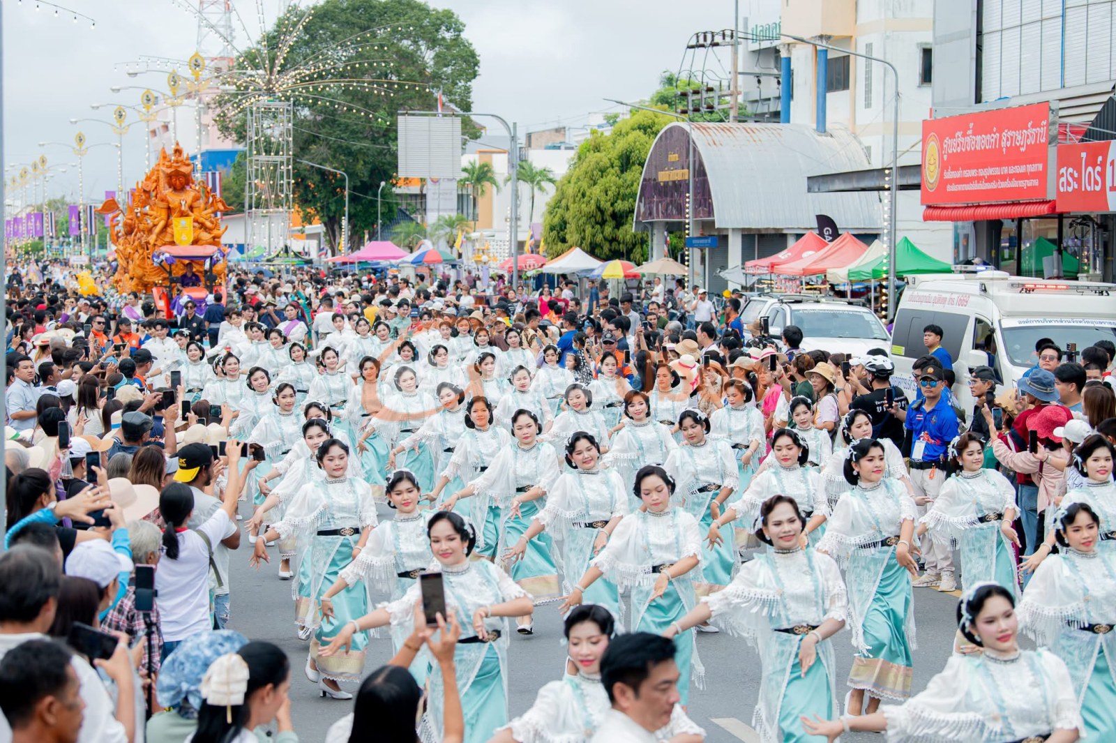 ต้นเทียนอุบลฯ นางรำกว่า 120 ชีวิต พร้อมวงโปงลาง ร่วมงานชักพระสุราษฎร์ธานี
