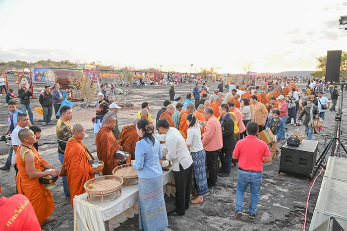 เสริมพลังบุญ หนุนพลังใจรับตะวันใหม่ ก่อนใครในสยาม 2568 